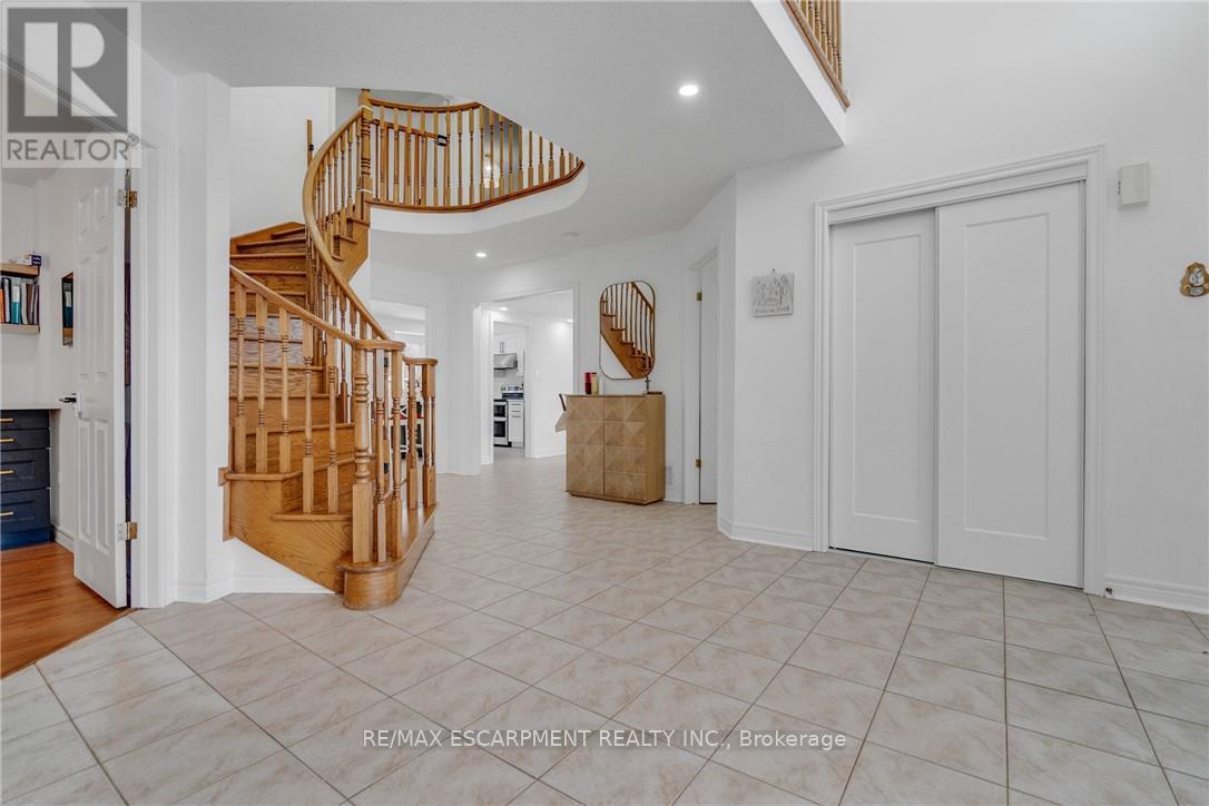 191 Hawkswood Trail, Hamilton, Ontario  L9B 2T1 - Photo 9 - X12957620