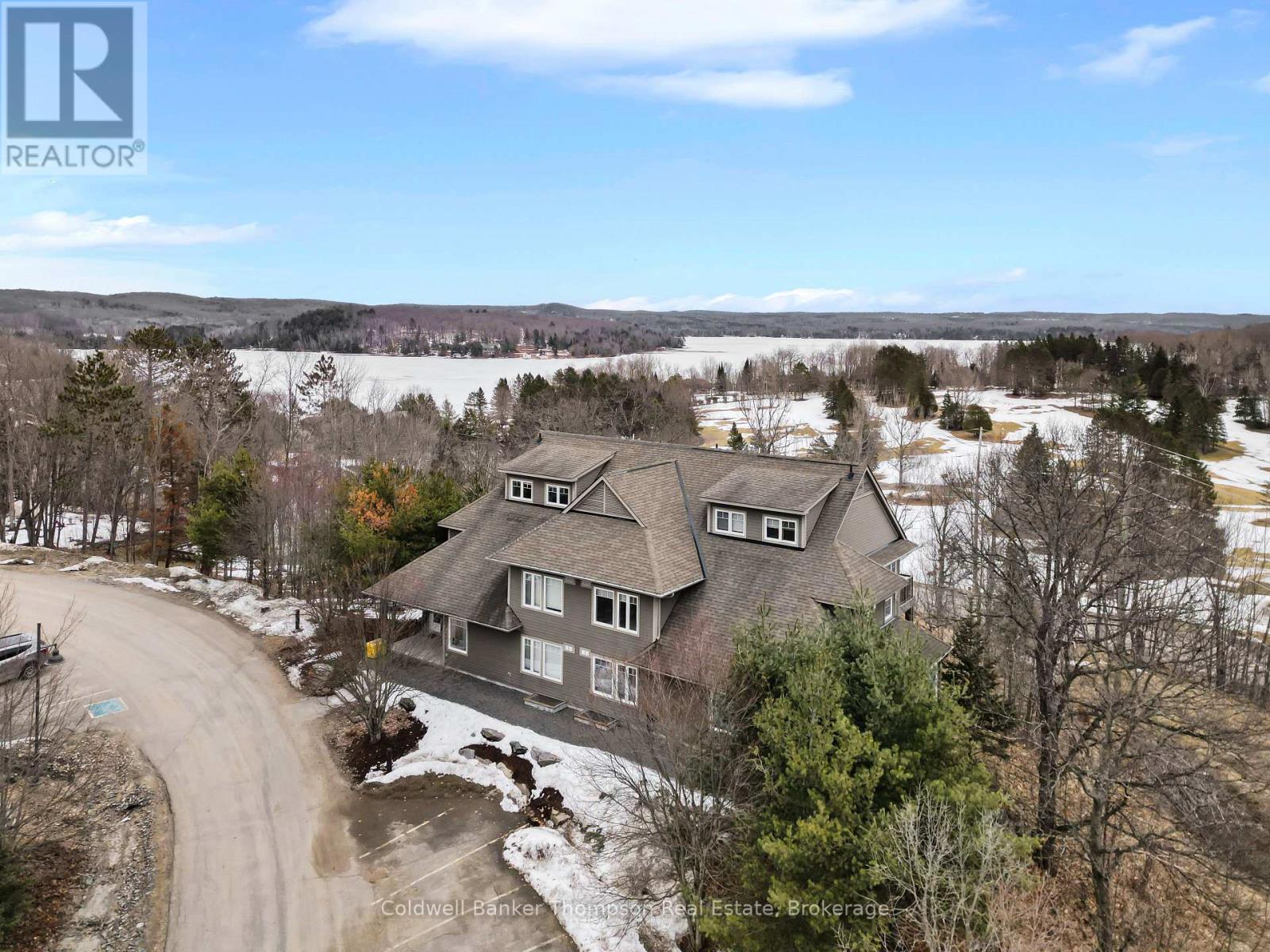 <div class="slider-price">$682,500</div><p>302 - 1 Tree Tops Lane, Huntsville, Ontario</p>