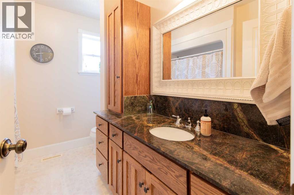 217 N 200 E, Raymond, Alberta  T0K 2S0 - Photo 35 - A2298549