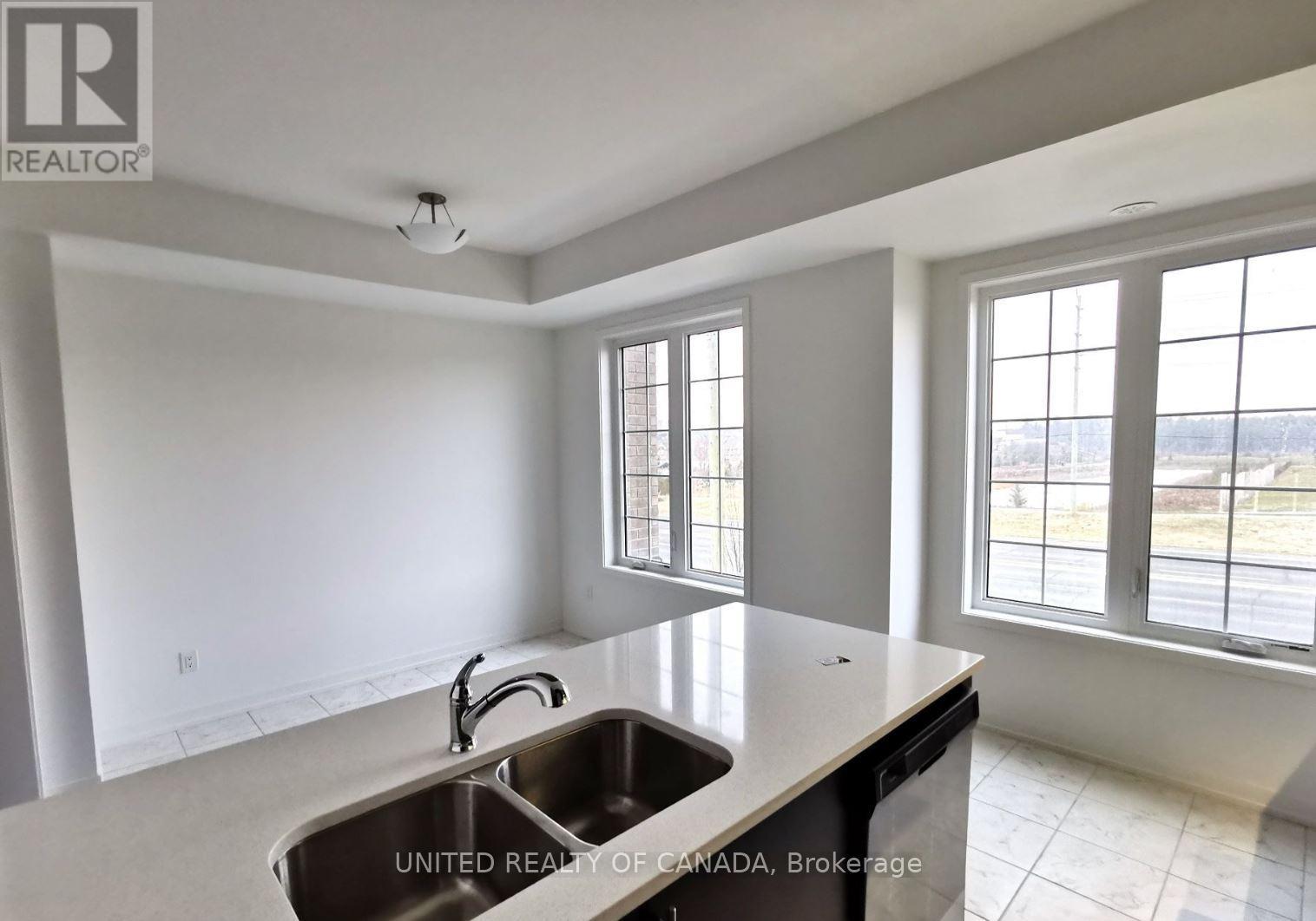 167 Harding Park Street, Newmarket, Ontario  L3Y 0E3 - Photo 3 - N12957774