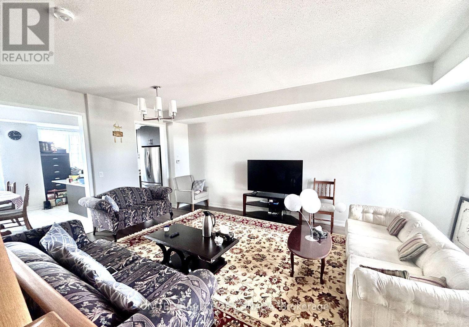 167 Harding Park Street, Newmarket, Ontario  L3Y 0E3 - Photo 4 - N12957774