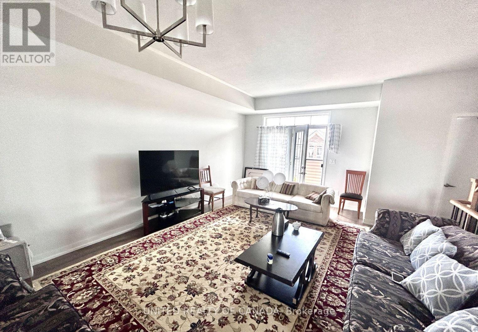 167 Harding Park Street, Newmarket, Ontario  L3Y 0E3 - Photo 5 - N12957774