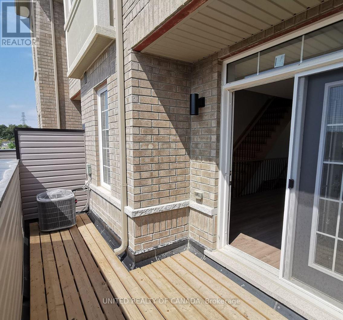 167 Harding Park Street, Newmarket, Ontario  L3Y 0E3 - Photo 9 - N12957774