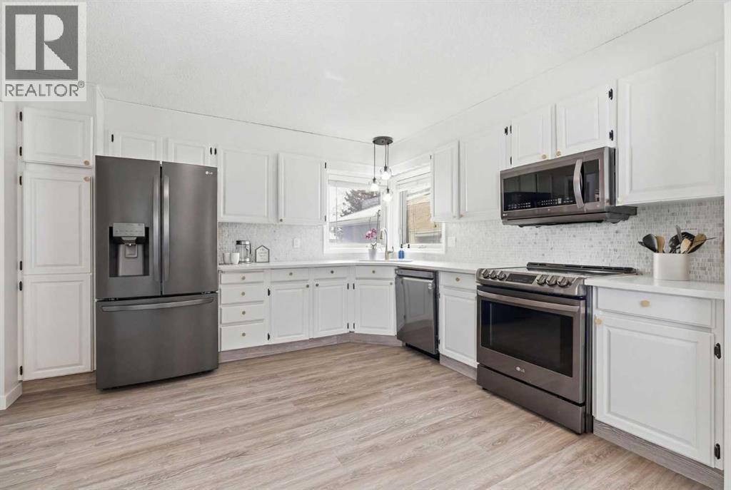 7 Woodmont Rise SW, Calgary, Alberta  T2W 4L4 - Photo 11 - A2298701