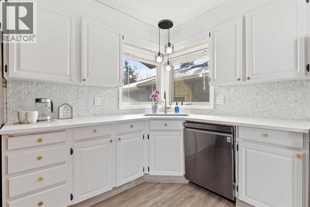 7 Woodmont Rise SW, Calgary, Alberta  T2W 4L4 - Photo 12 - A2298701