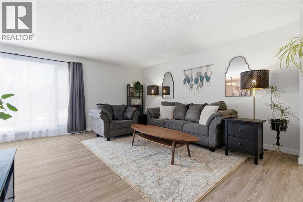 7 Woodmont Rise SW, Calgary, Alberta  T2W 4L4 - Photo 5 - A2298701