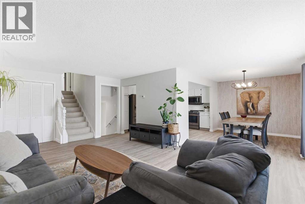 7 Woodmont Rise SW, Calgary, Alberta  T2W 4L4 - Photo 7 - A2298701