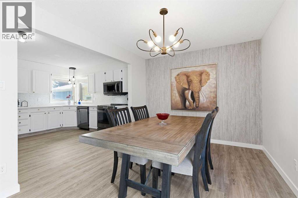 7 Woodmont Rise SW, Calgary, Alberta  T2W 4L4 - Photo 9 - A2298701