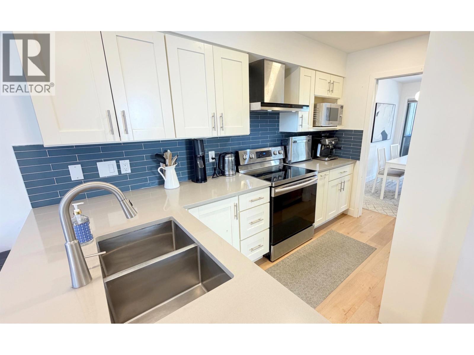 10 2118 EASTERN AVENUE, North Vancouver, British Columbia