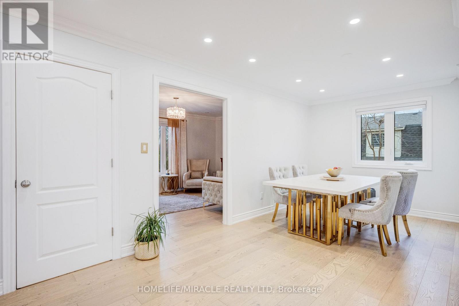 204 Sheraton Court, Oakville, Ontario  L6L 5N3 - Photo 6 - W12957796