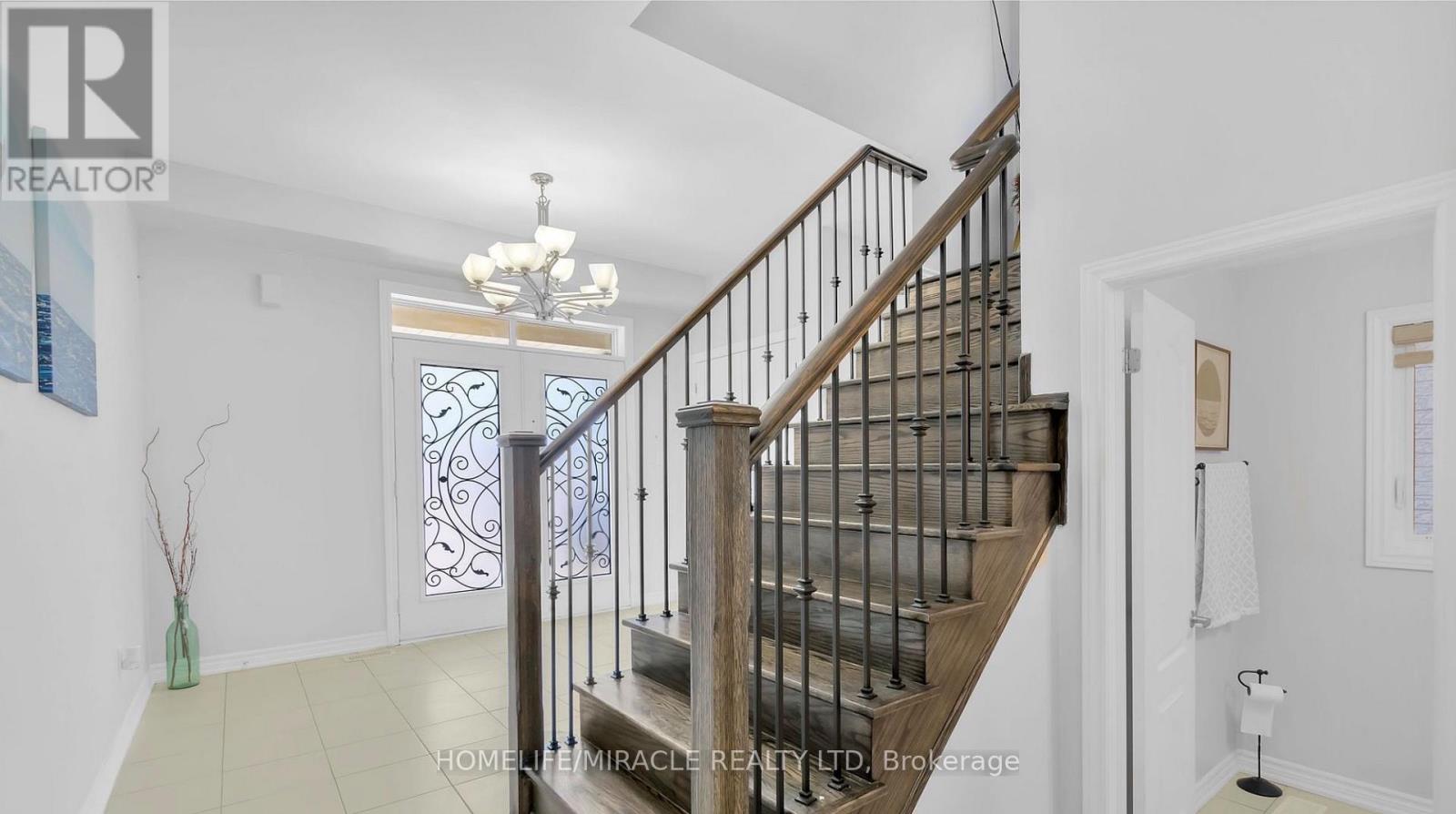 14 Canary Close, Brampton, Ontario  L6X 3A9 - Photo 3 - W12957822