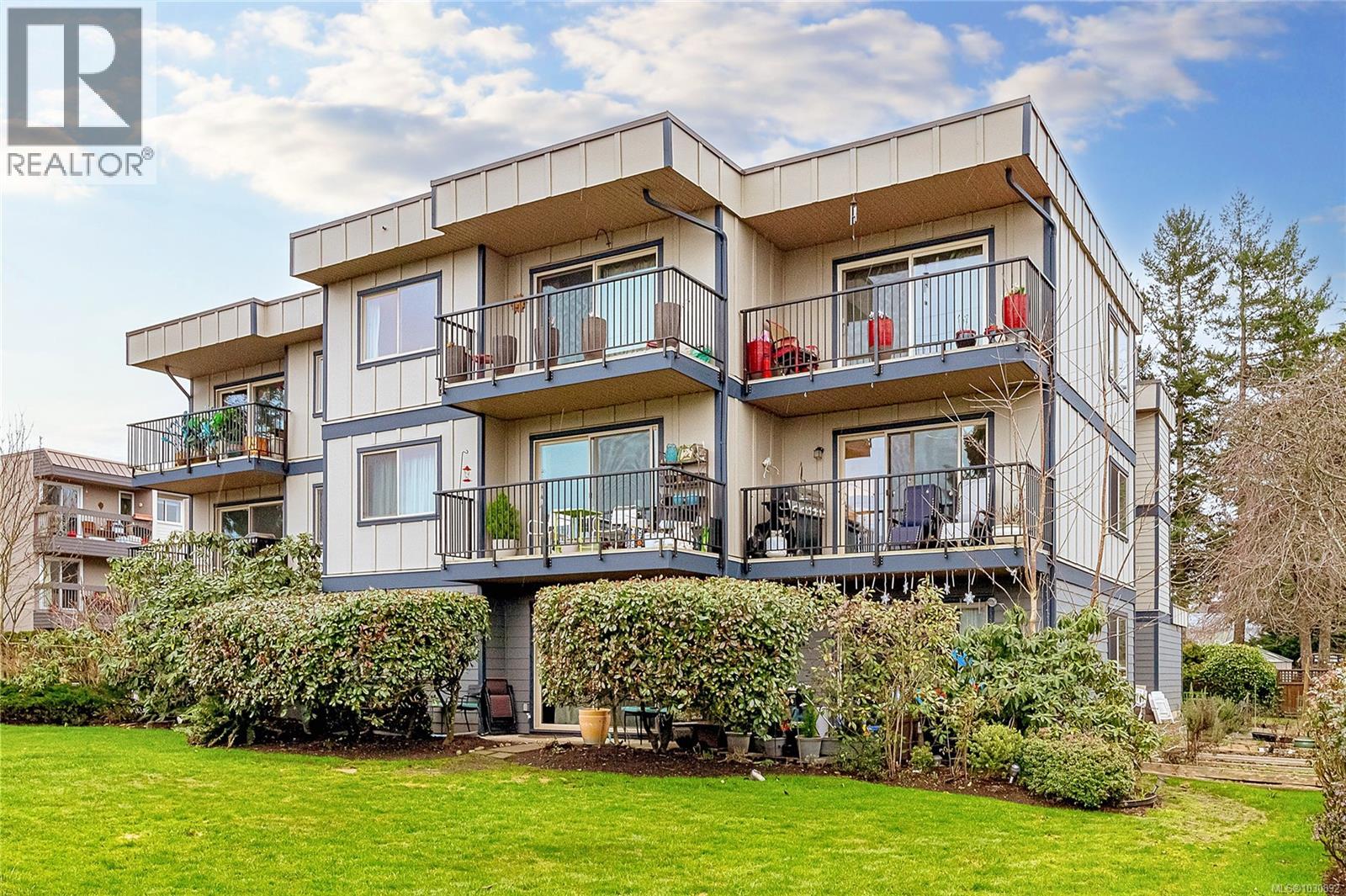 101 2427 Amherst Ave, Sidney, British Columbia