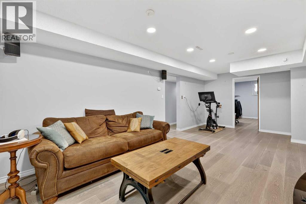 33 Warwick Drive SW, Calgary, Alberta  T3C 2R5 - Photo 33 - A2297421