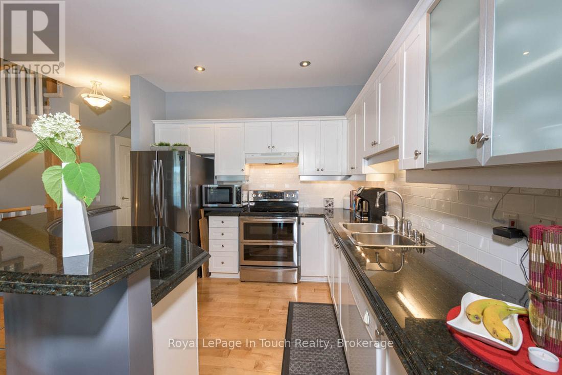 102 Wycliffe Cove, Tay, Ontario  L0K 2A0 - Photo 15 - S12808570