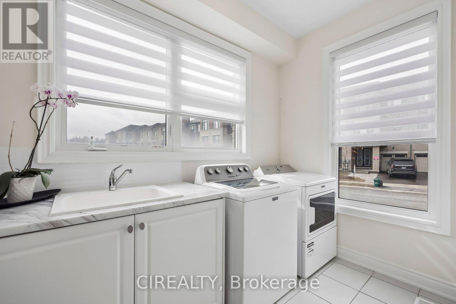 325 Laplante Street, Newmarket, Ontario  L3X 0M5 - Photo 9 - N12957534