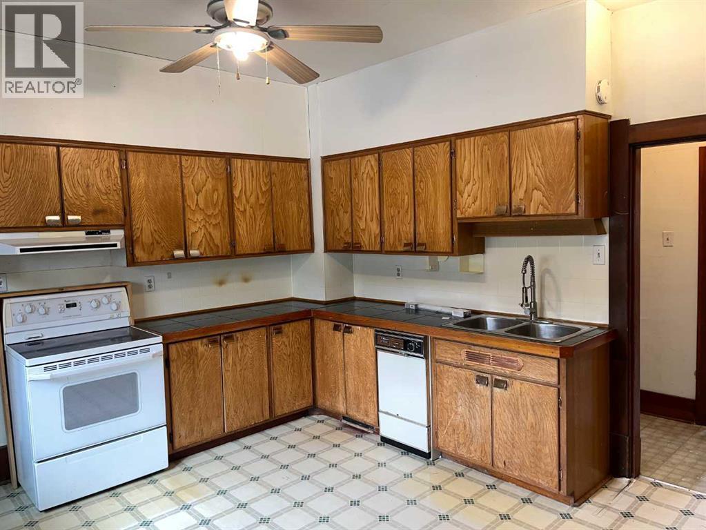 426 12b Street N, Lethbridge, Alberta  T1H 0M7 - Photo 11 - A2298320