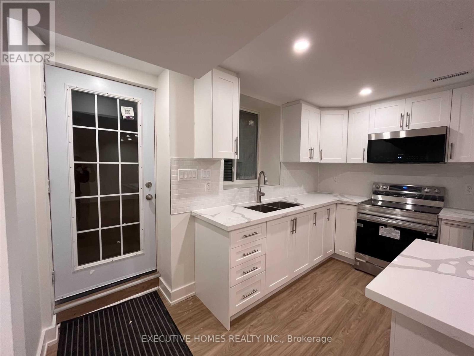 59 Golden Hawk Drive, Hamilton, Ontario  L8B 1W9 - Photo 4 - X12957866