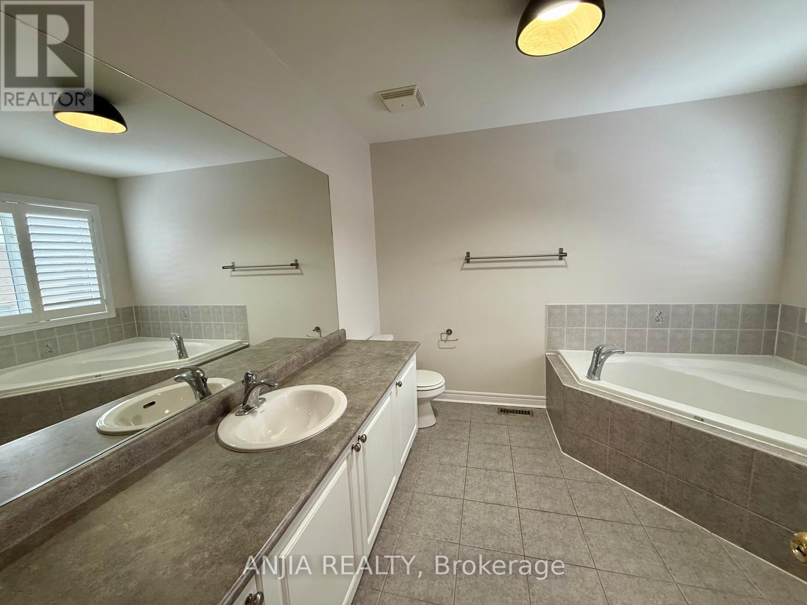 17 Ambercroft Street, Markham, Ontario  L6E 1L4 - Photo 11 - N12957928