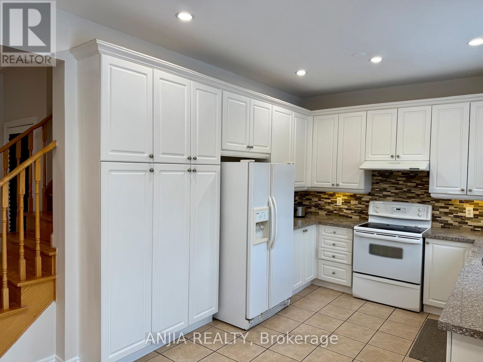 17 Ambercroft Street, Markham, Ontario  L6E 1L4 - Photo 5 - N12957928