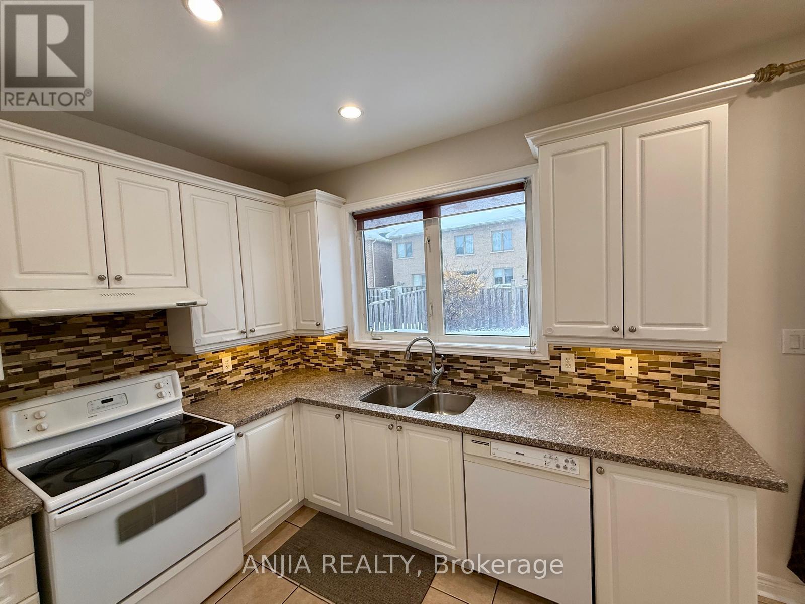 17 Ambercroft Street, Markham, Ontario  L6E 1L4 - Photo 6 - N12957928