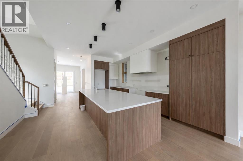 710 Bridge Crescent NE, Calgary, Alberta  T2E 5B5 - Photo 9 - A2287938