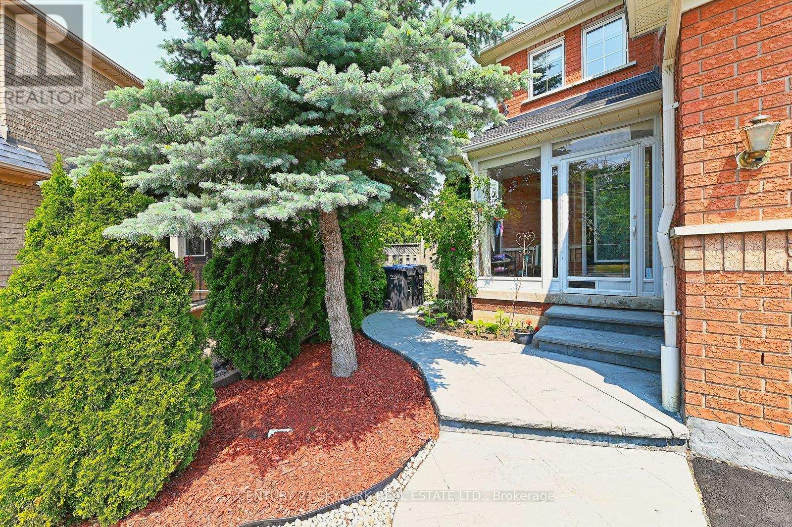 31 Todmorden Drive, Brampton, Ontario L7A 1M7 - Photo 4 - W12957940