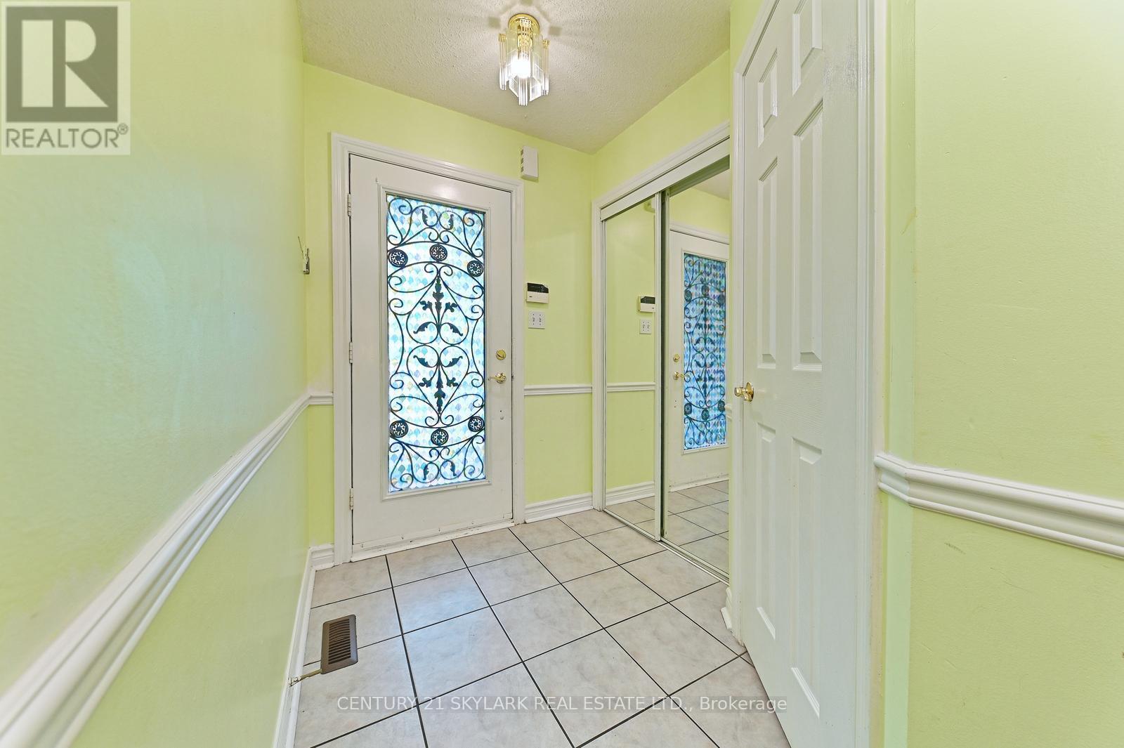 31 Todmorden Drive, Brampton, Ontario L7A 1M7 - Photo 5 - W12957940