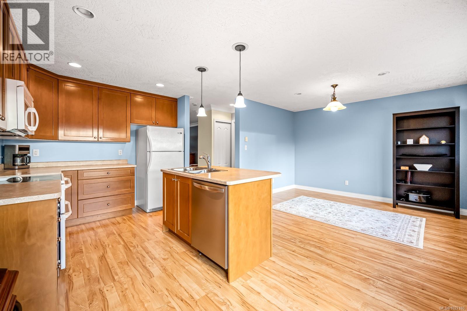 14 2475 Mansfield Dr, Courtenay, British Columbia  V9M 2M2 - Photo 3 - 1027180