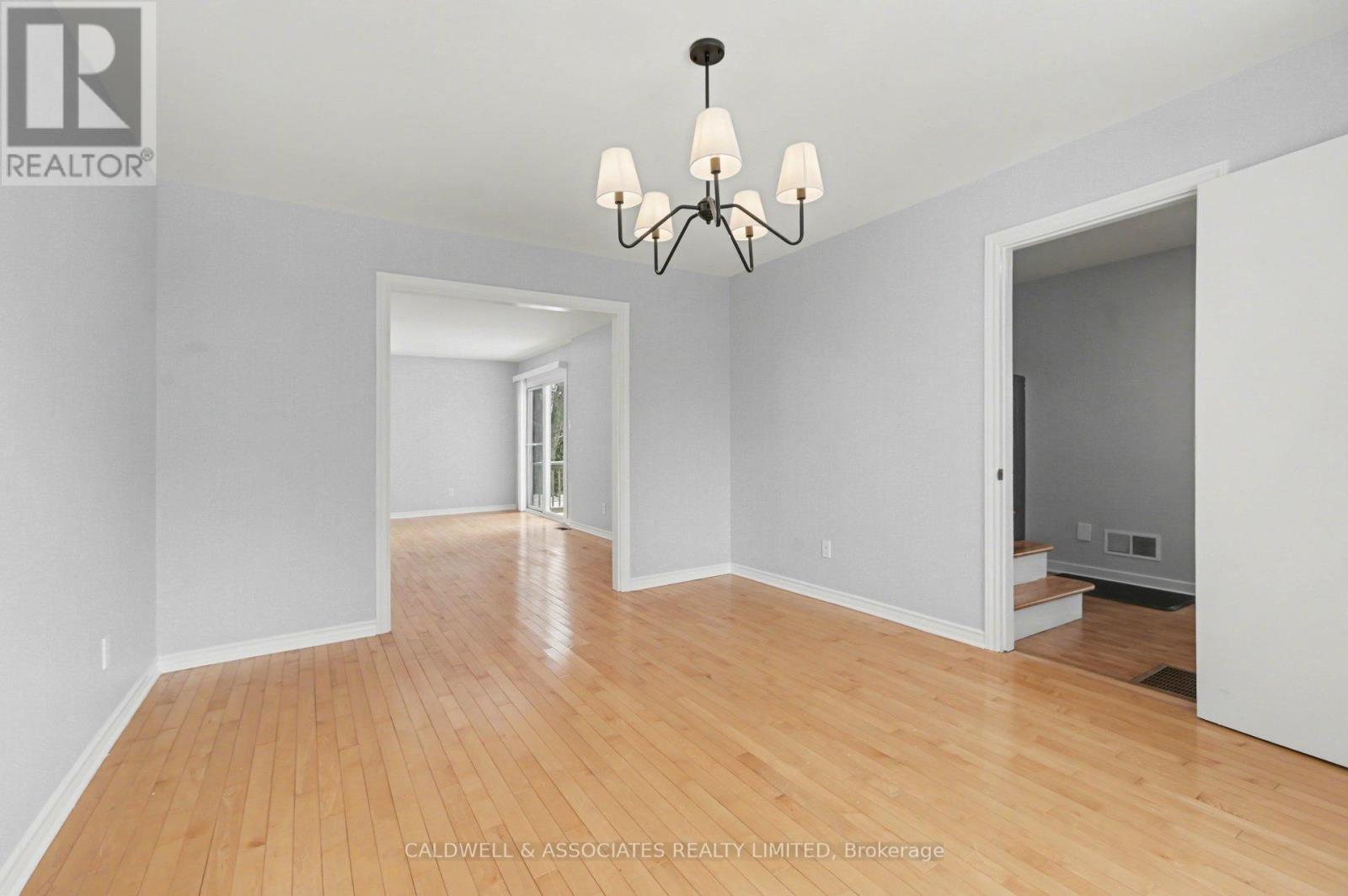 5 Arundel Avenue, Ottawa, Ontario  K1K 0B1 - Photo 4 - X12958006