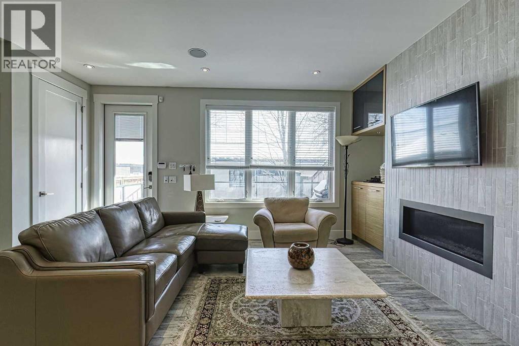 2418 24a Street Sw, Calgary, Alberta  T3E 1W1 - Photo 9 - A2295875