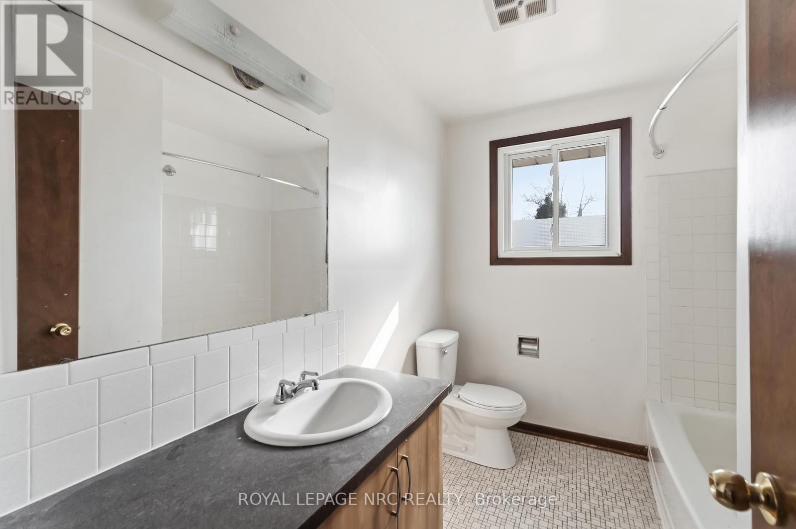 23 Saint Andrews Avenue, Welland, Ontario  L3B 1E2 - Photo 22 - X12958032