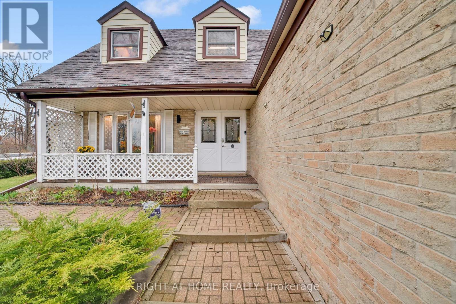 2298 Cavendish Drive, Burlington, Ontario  L7P 3L7 - Photo 2 - W12958028