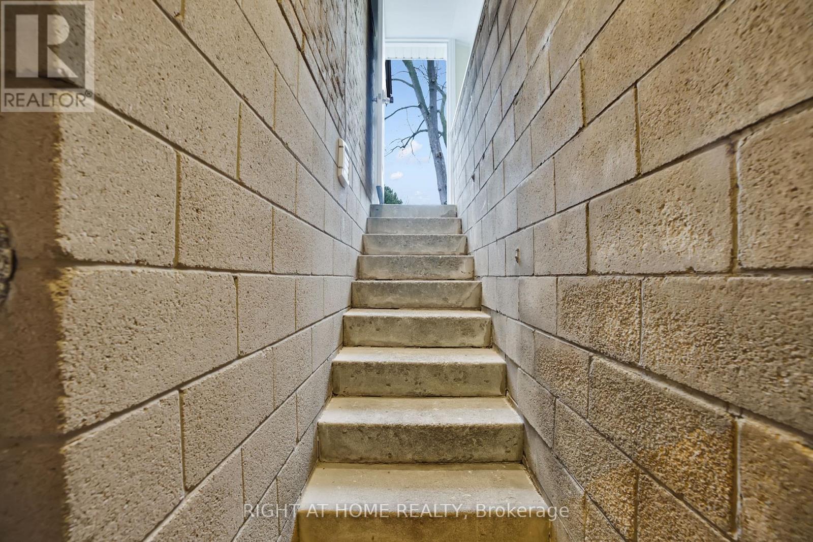 2298 Cavendish Drive, Burlington, Ontario  L7P 3L7 - Photo 32 - W12958028