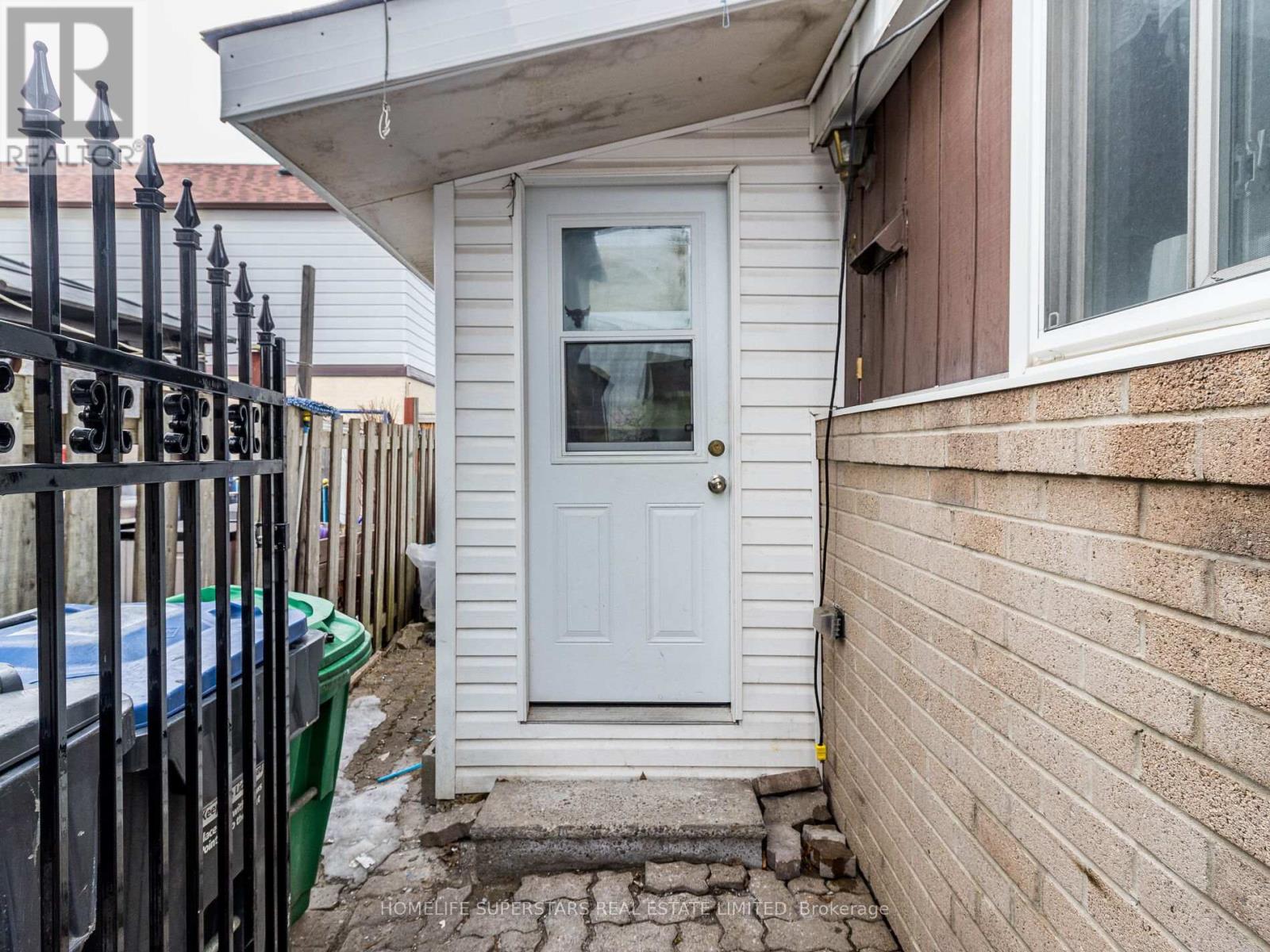 3 Haley Court, Brampton, Ontario  L6S 1N6 - Photo 2 - W12958038