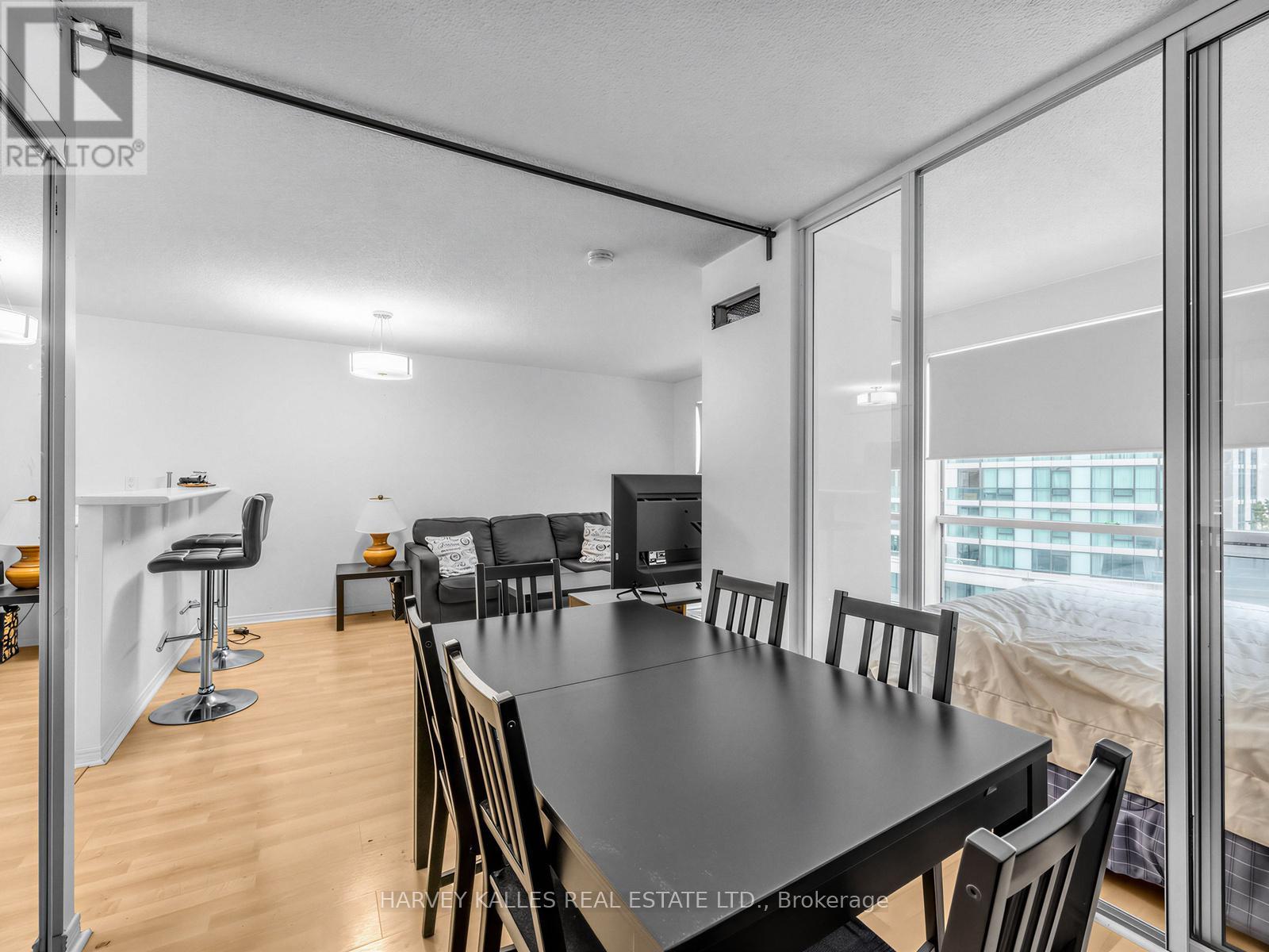 705 - 10 Yonge Street, Toronto, Ontario M5J 1R4 - Photo 14 - C12923324