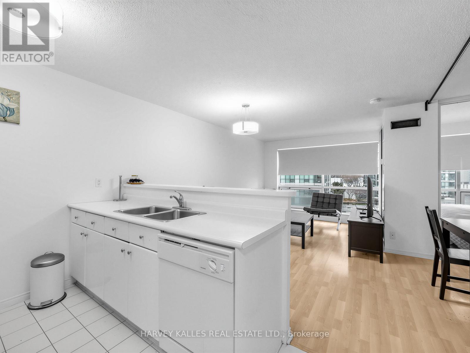 705 - 10 Yonge Street, Toronto, Ontario M5J 1R4 - Photo 15 - C12923324