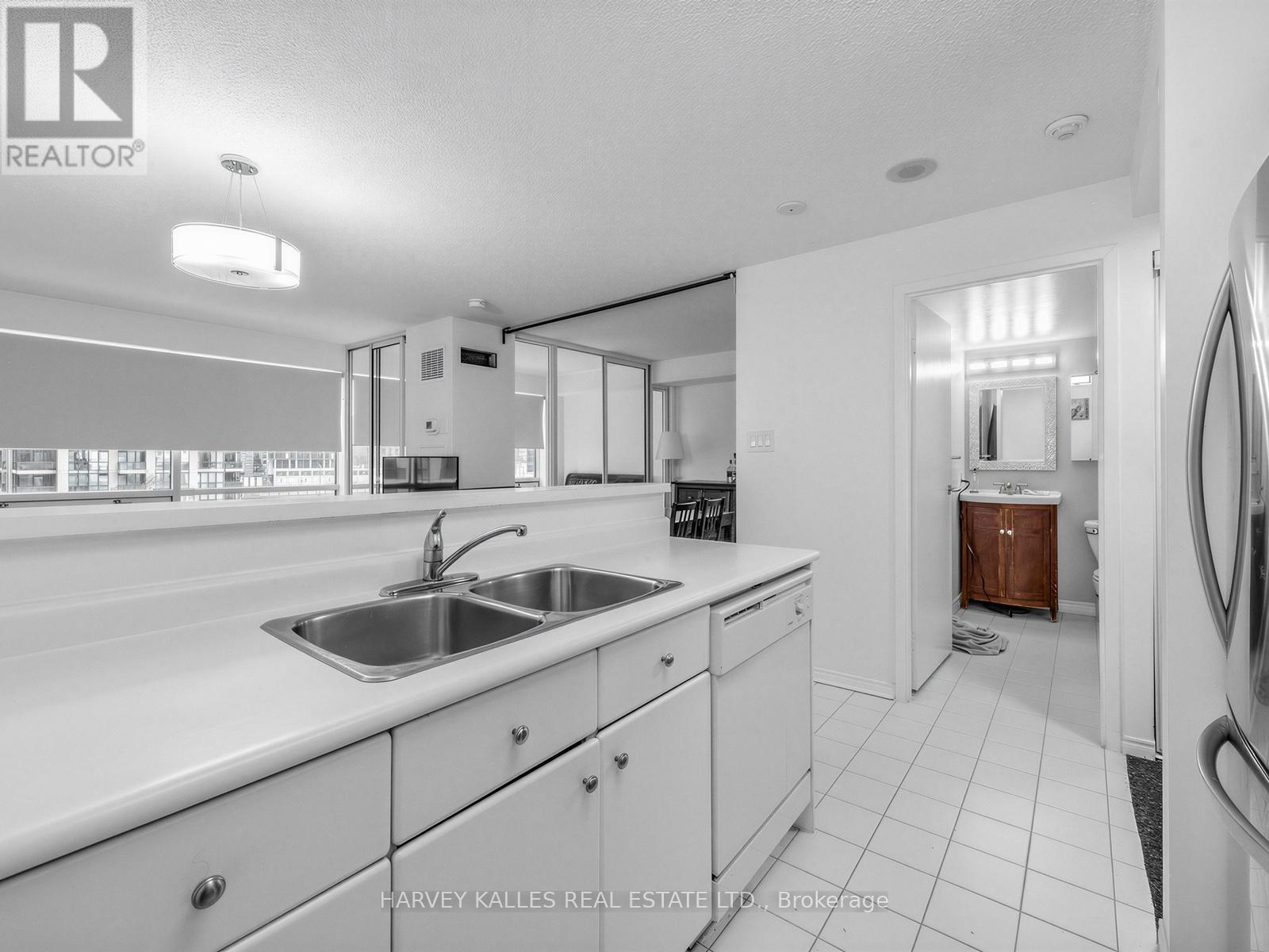 705 - 10 Yonge Street, Toronto, Ontario M5J 1R4 - Photo 20 - C12923324