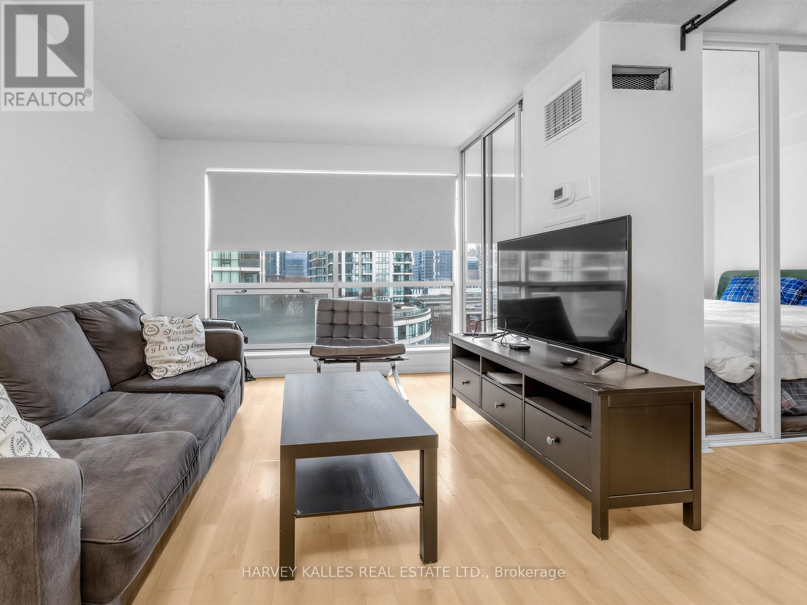 705 - 10 Yonge Street, Toronto, Ontario M5J 1R4 - Photo 8 - C12923324