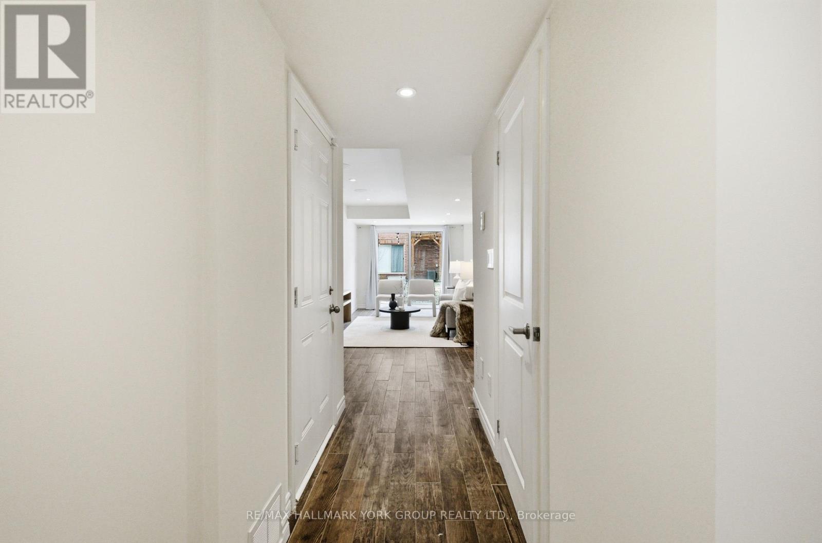 104 Gordon Circle, Newmarket, Ontario  L3Y 0C9 - Photo 3 - N12958080