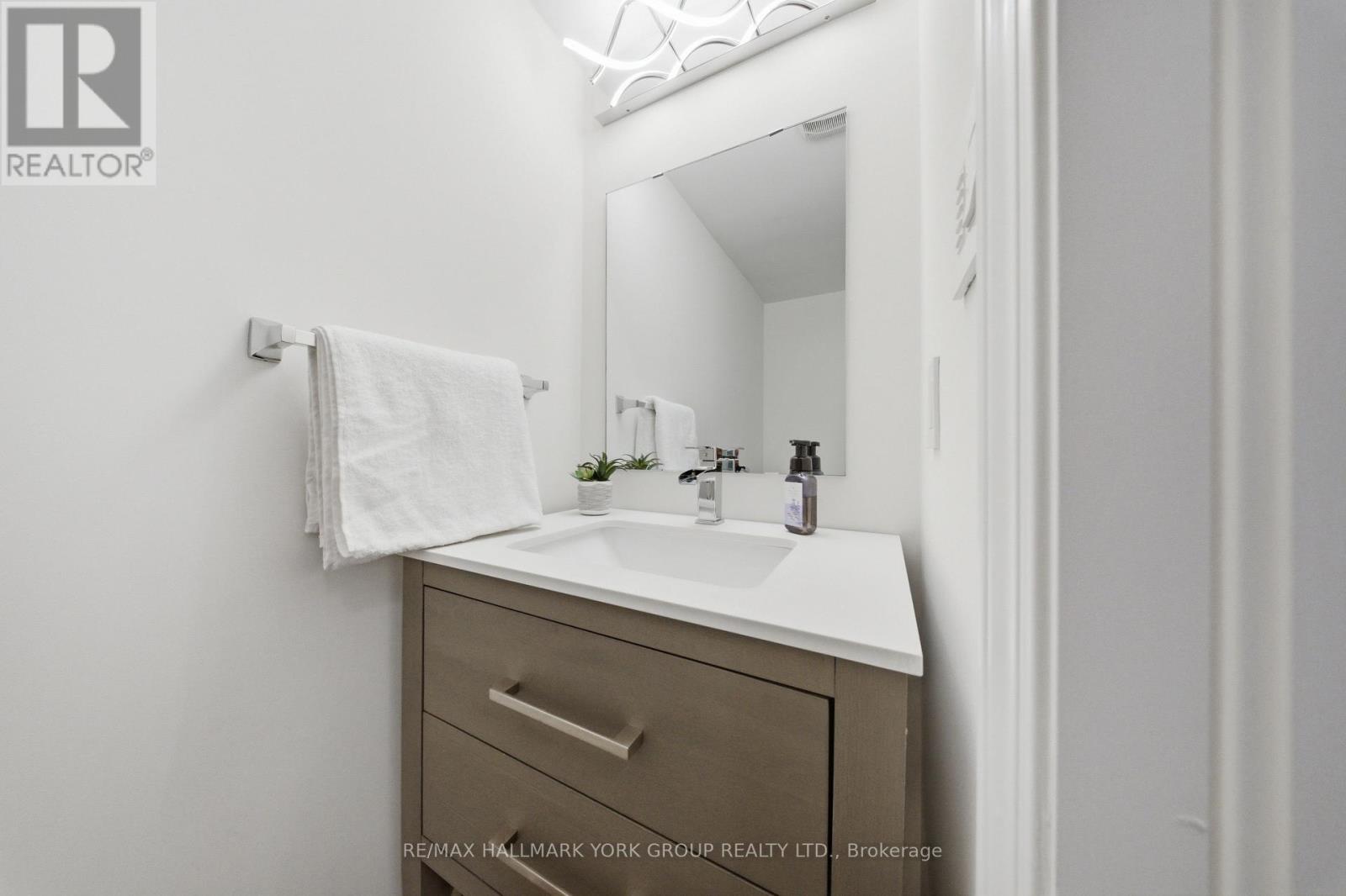 104 Gordon Circle, Newmarket, Ontario  L3Y 0C9 - Photo 4 - N12958080