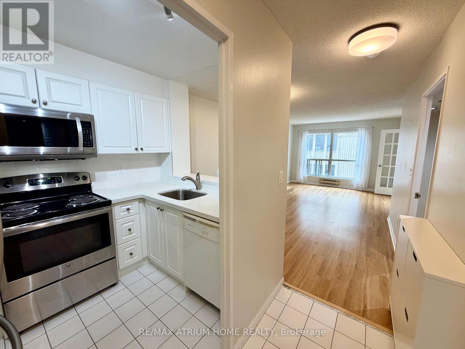 910 - 7 Carlton Street, Toronto, Ontario  M5B 2M3 - Photo 2 - C12958124
