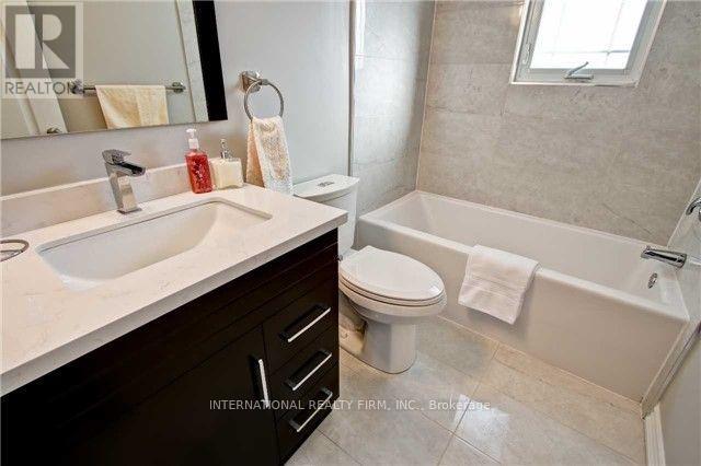 Main - 21 Cartier Crescent, Richmond Hill, Ontario  L4C 2M9 - Photo 5 - N12958136