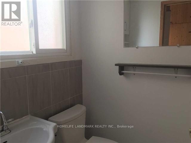 Main Level - 940 Hampstead Court, Mississauga, Ontario  L5C 3L1 - Photo 10 - W12958114