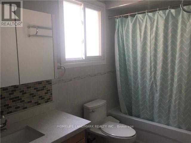 Main Level - 940 Hampstead Court, Mississauga, Ontario  L5C 3L1 - Photo 11 - W12958114