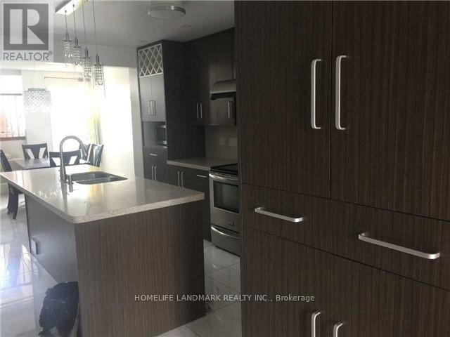 Main Level - 940 Hampstead Court, Mississauga, Ontario  L5C 3L1 - Photo 12 - W12958114