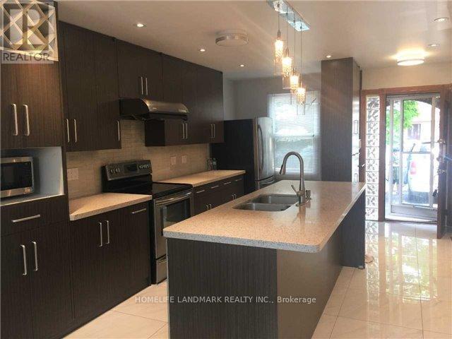 Main Level - 940 Hampstead Court, Mississauga, Ontario  L5C 3L1 - Photo 2 - W12958114