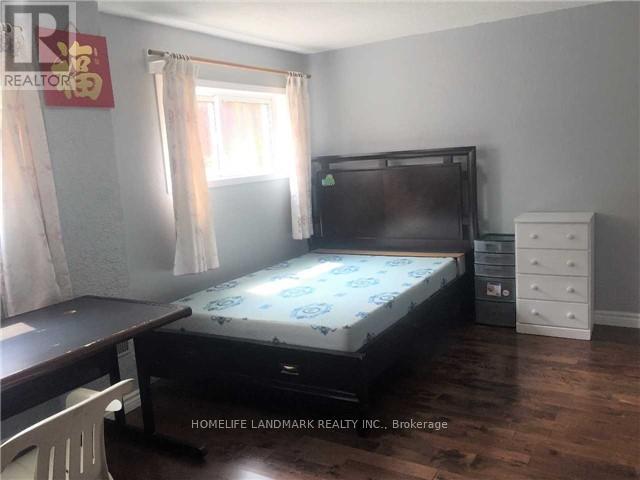 Main Level - 940 Hampstead Court, Mississauga, Ontario  L5C 3L1 - Photo 4 - W12958114