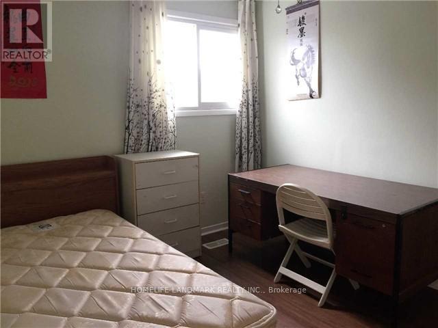 Main Level - 940 Hampstead Court, Mississauga, Ontario  L5C 3L1 - Photo 6 - W12958114