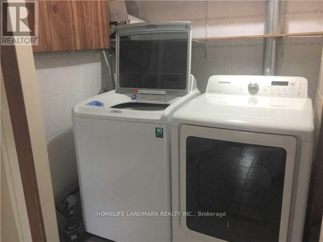 Main Level - 940 Hampstead Court, Mississauga, Ontario  L5C 3L1 - Photo 9 - W12958114