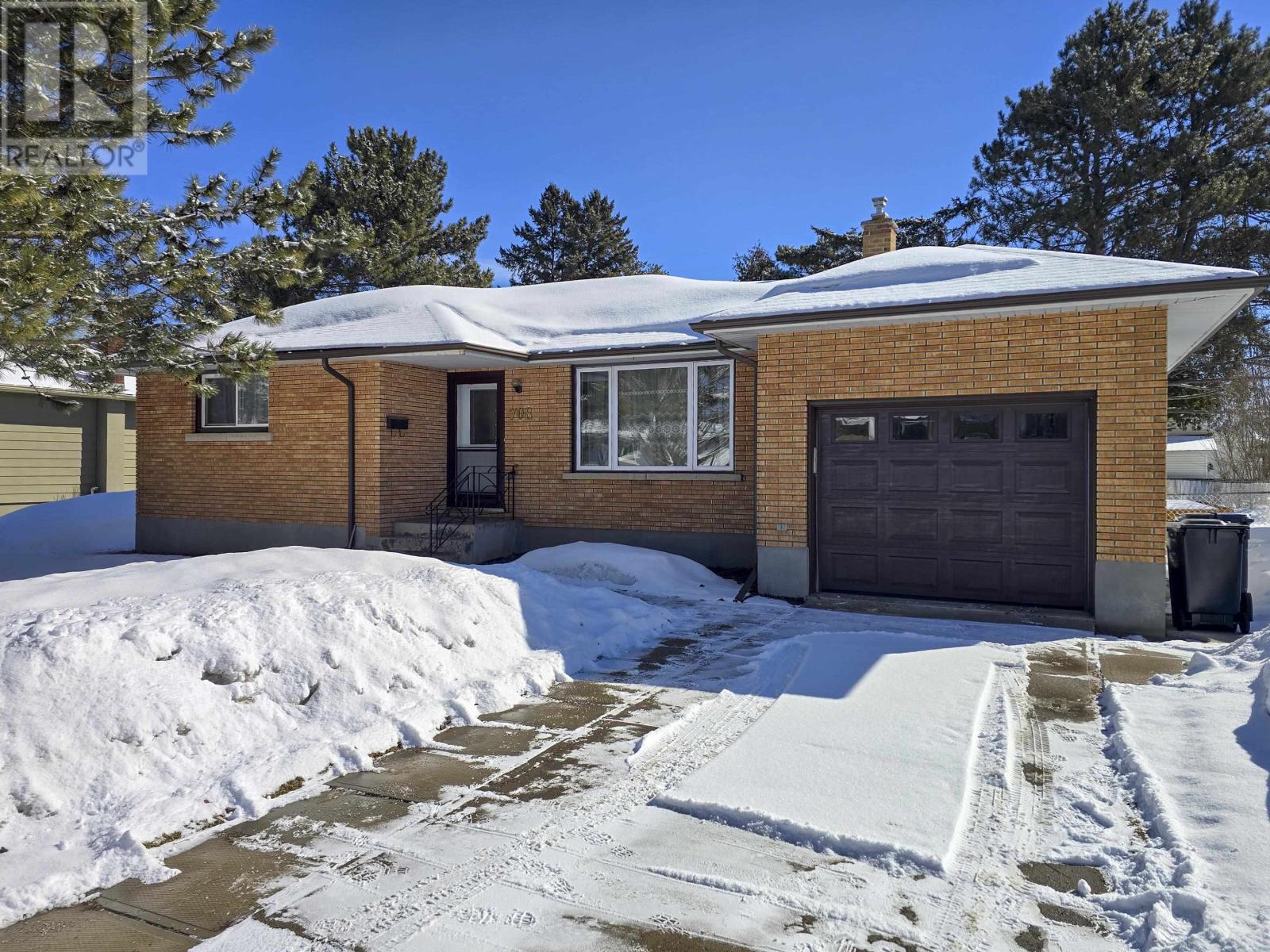 708 Linwood Cres, Thunder Bay, Ontario  P7E 2R8 - Photo 2 - TB2600607